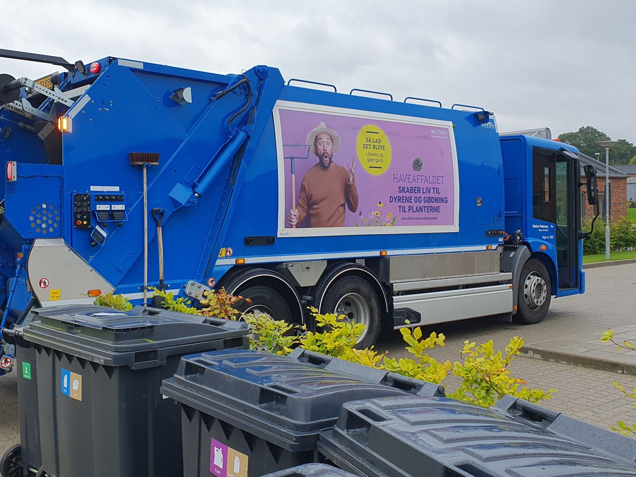 Skraldebil m. Haveaffald blive i haven tæppe
