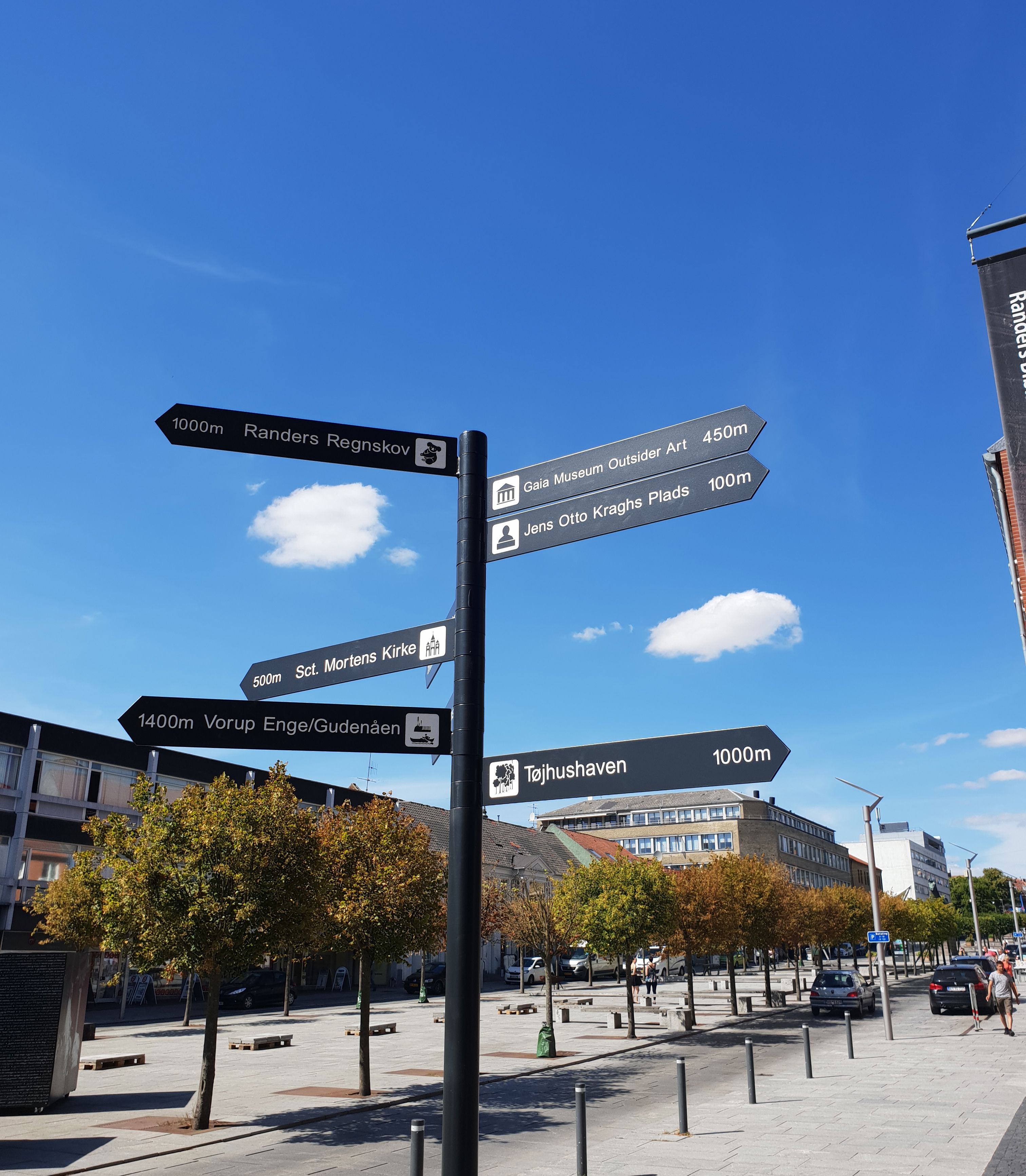 Skilte på Østervold som viser vej til attraktioner