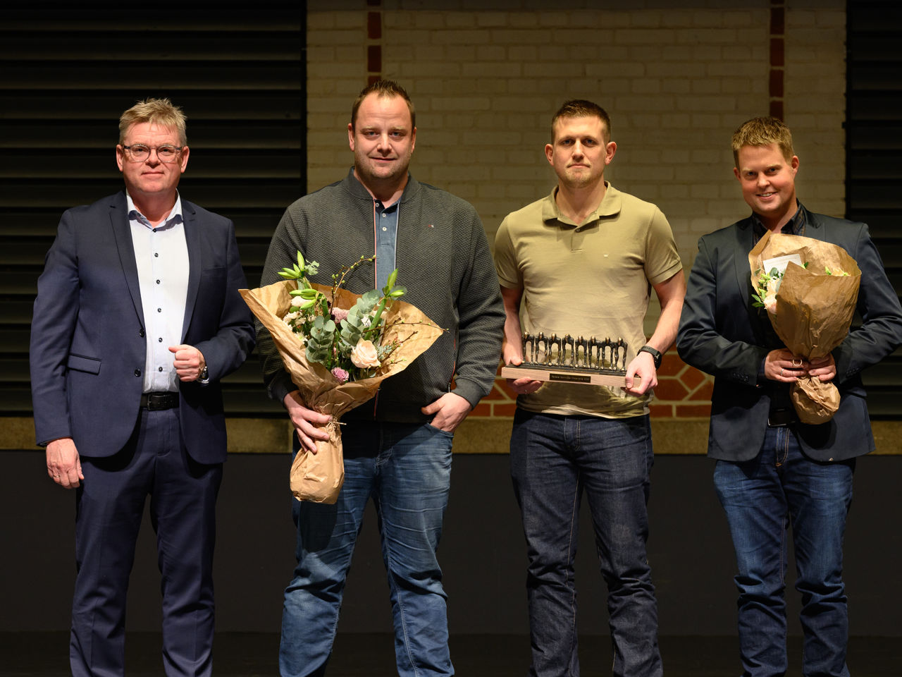 På billedet er fra venstre: Borgmester Torben Hansen, Anders Nylander Ebbesen, indehaver og adm. direktør for A.E. Maskiner samt de to medejere Rasmus Byriel Sørensen og Ake Nibgaard.