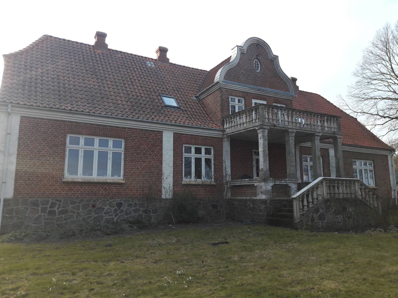 Udbynedervej 1 rødt murstenshus før istandsættelsen