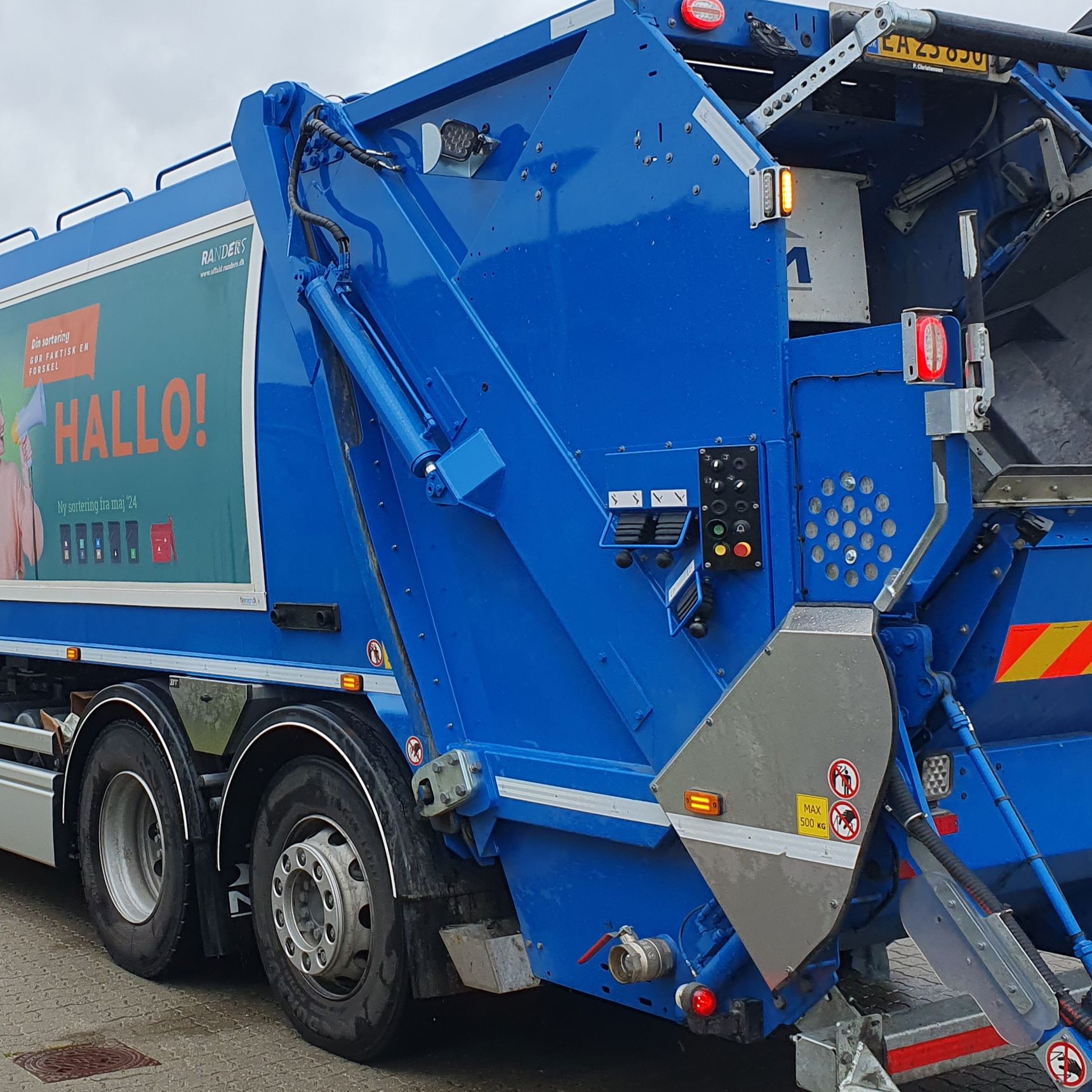 Skraldebil m. 'Hallo' 2024 ny sortering