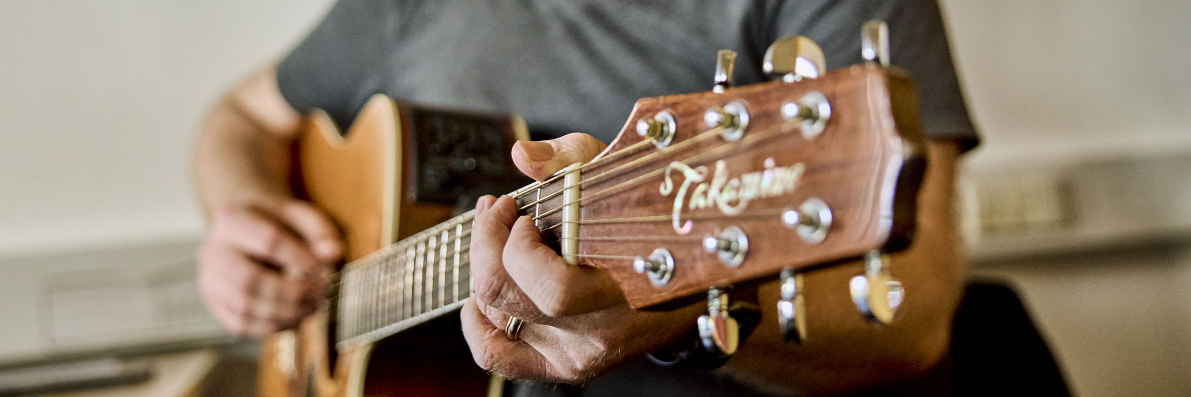 Guitarist spiller på guitar