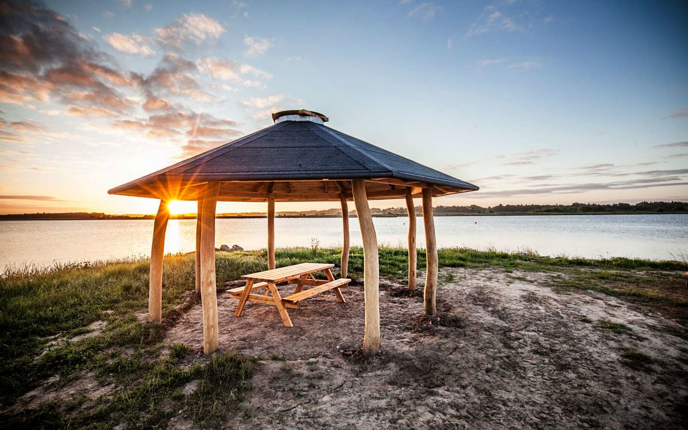 Pavillon i træ med bordbænke-sæt