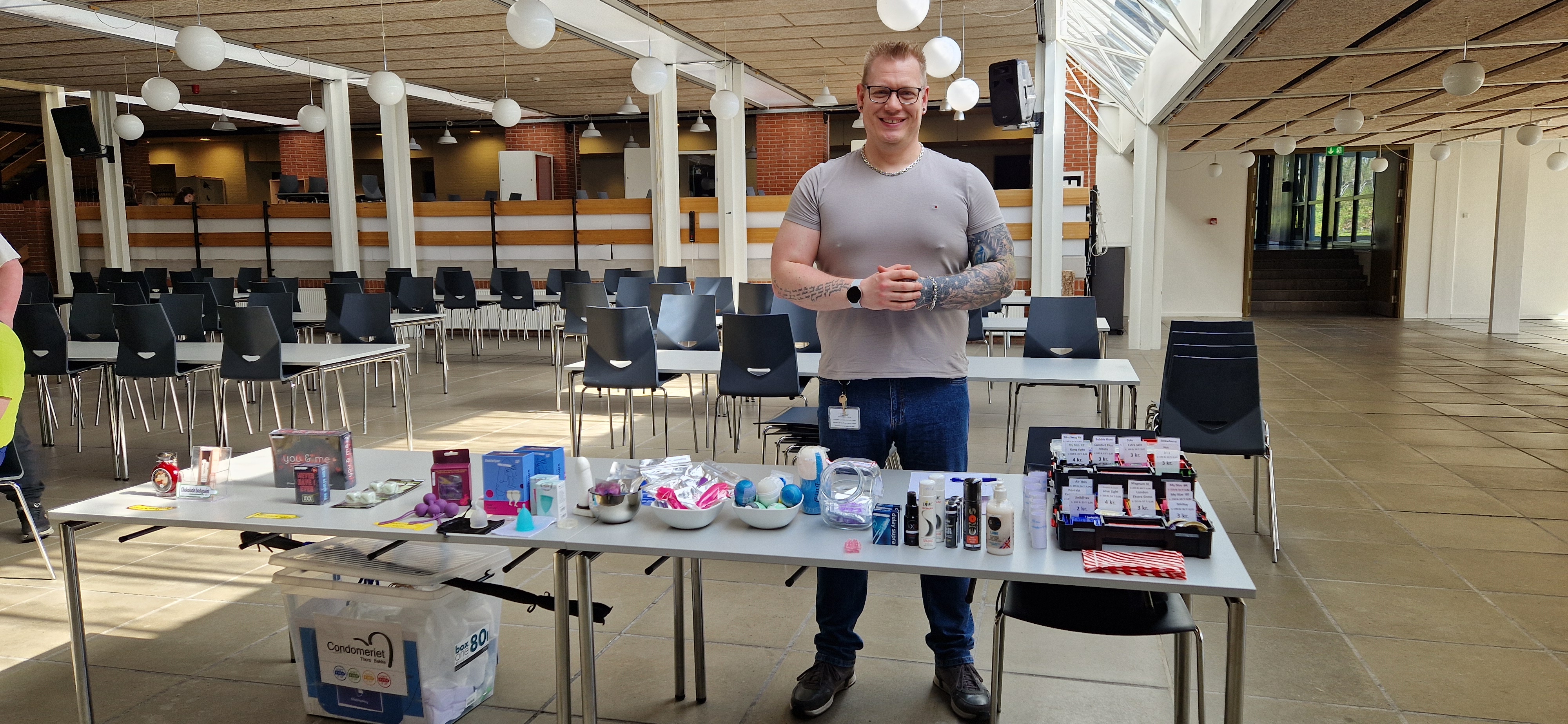 Mand ved bord i forhal på uddannelsessted