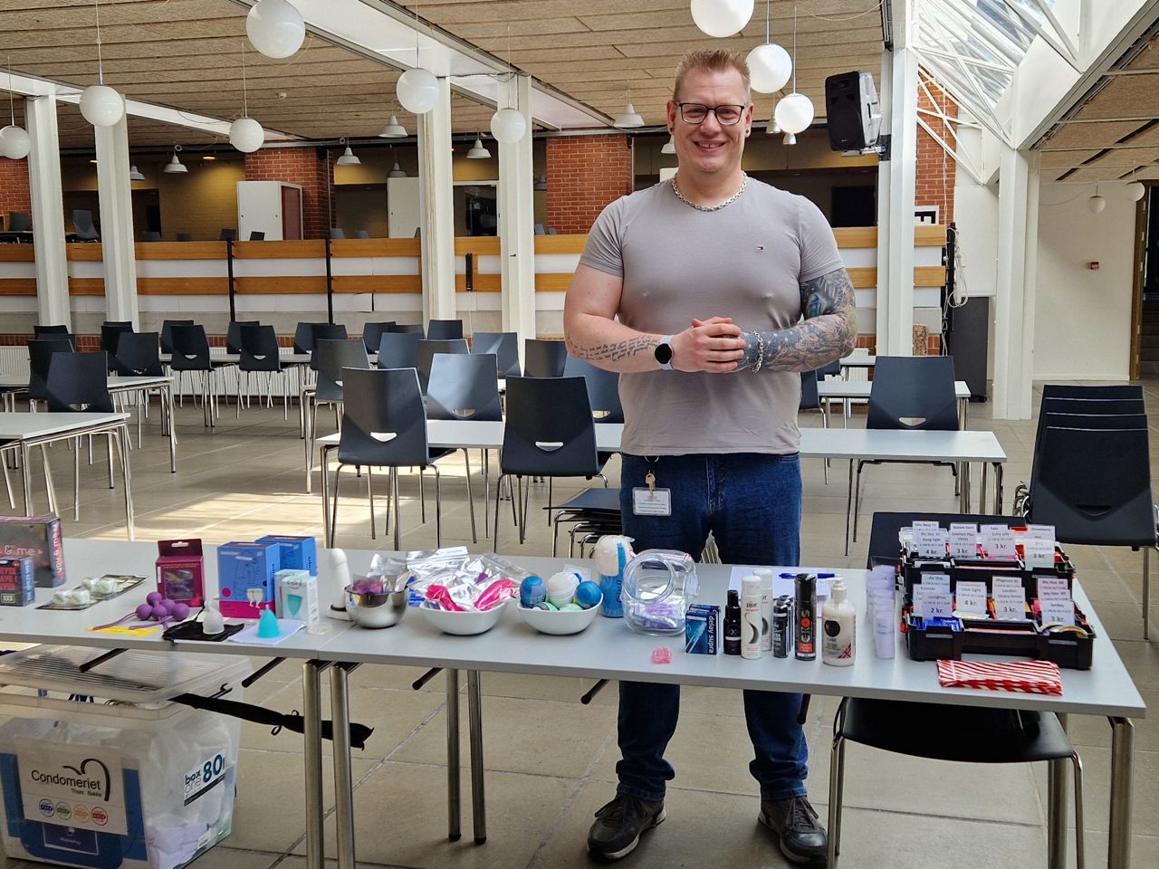 Mand ved bord i forhal på uddannelsessted