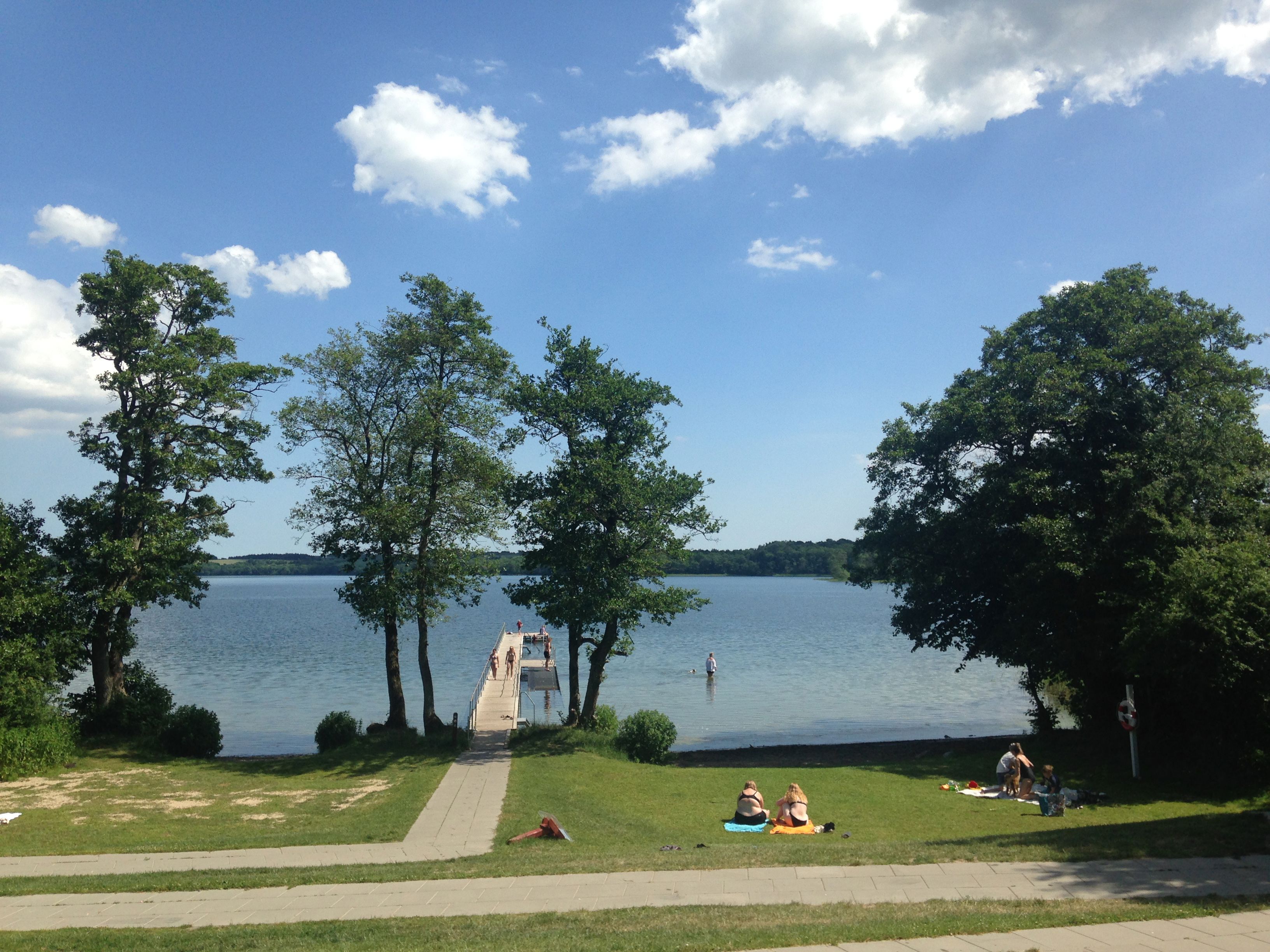 Badestrand og bro i vestenden af Fussing Sø