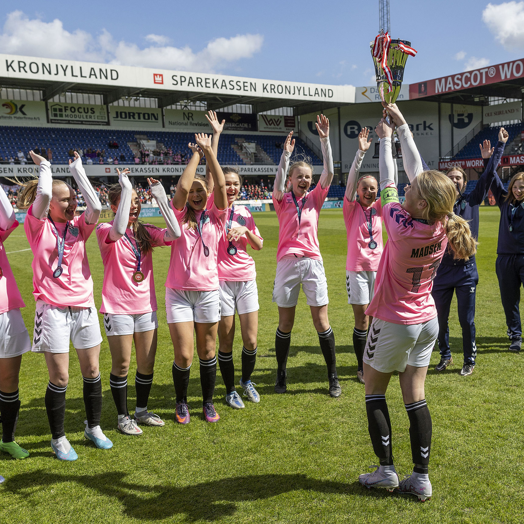 Foldboldhold hæver en pokal