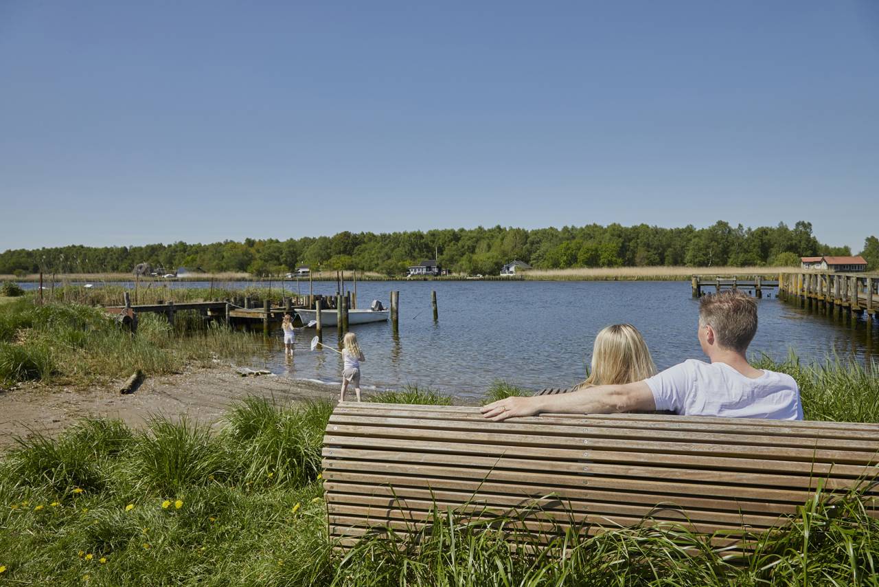 Familie ved vandet i Naturpark Randers Fjord
