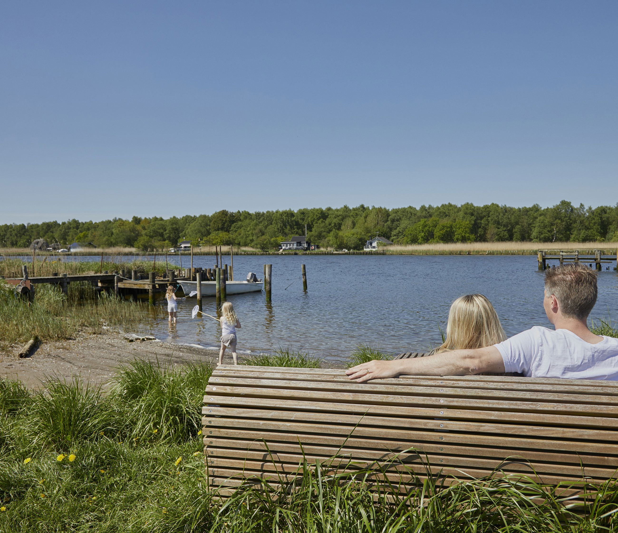 Familie ved vandet i Naturpark Randers Fjord