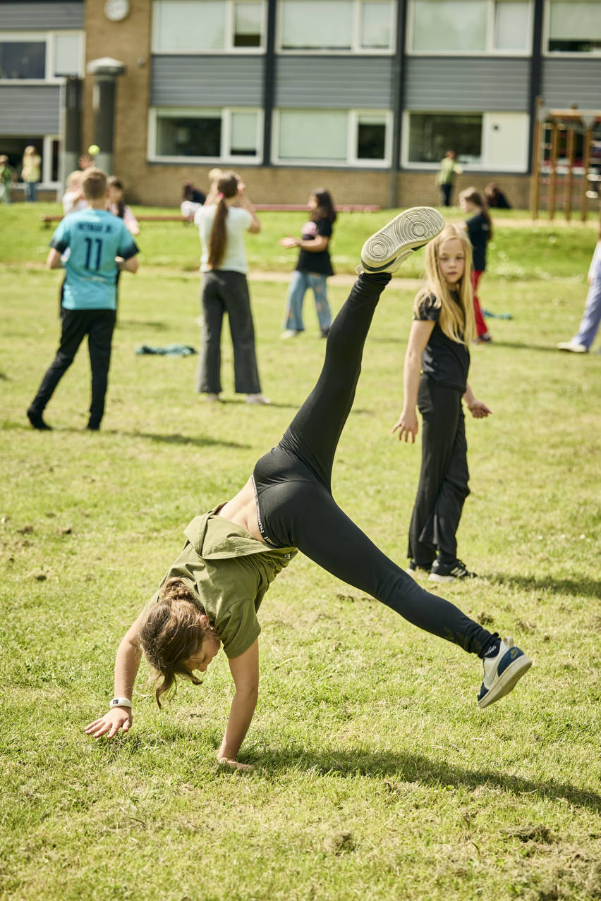 Pige slår en vejrmølle