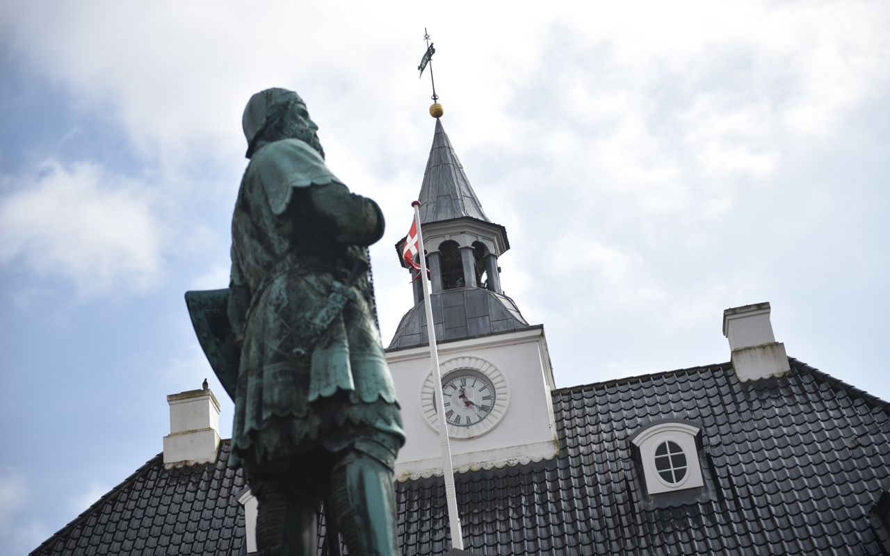 Randers Rådhus og Skulptur af Niels Ebbesen