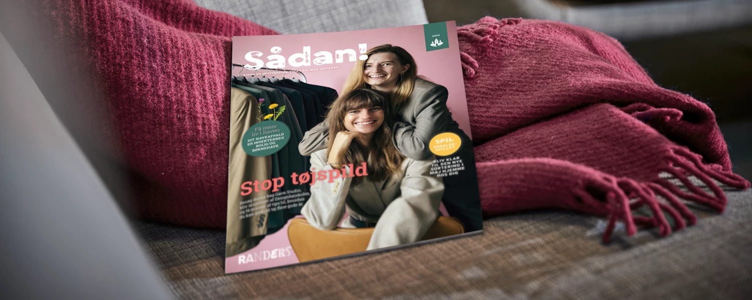 Sådan magasin ligger på rødt tæppe  i sofastol