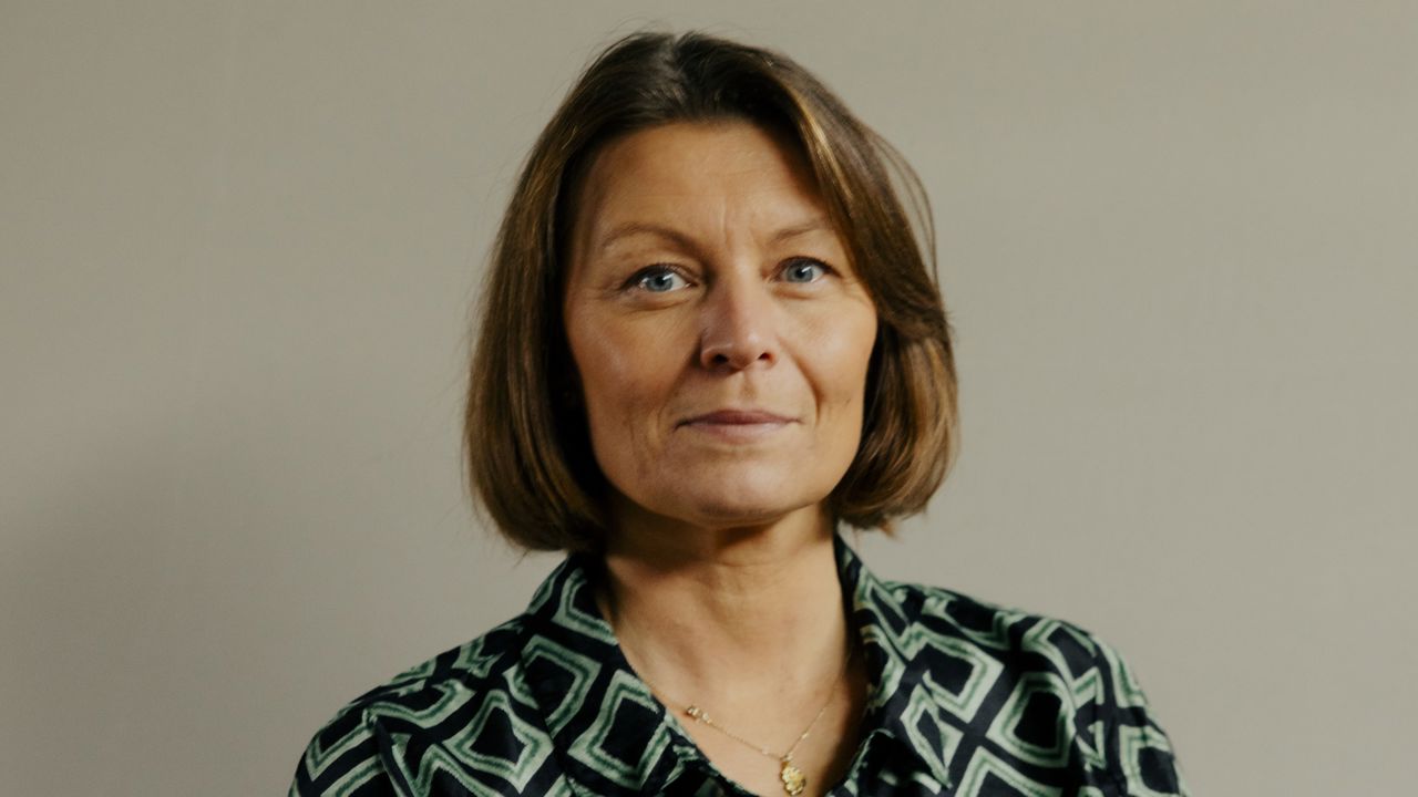 Pia Moltzen i mønstret kjole