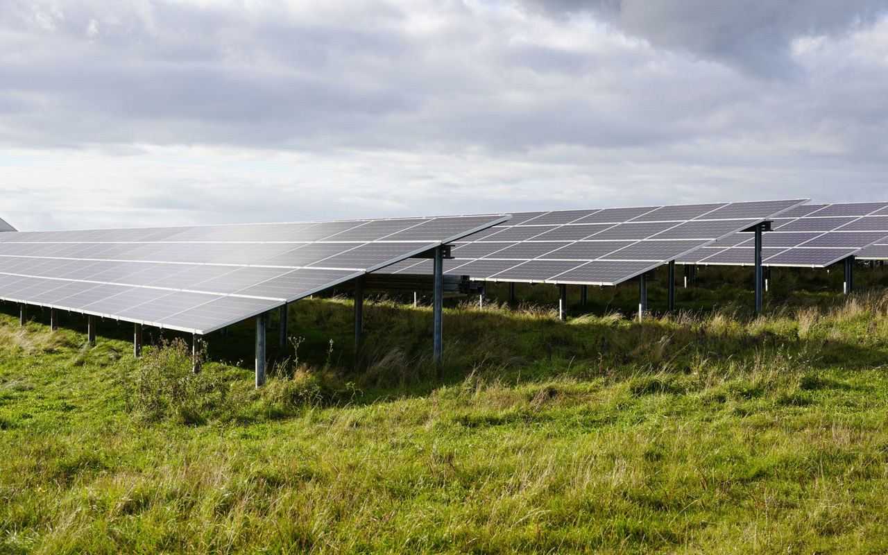 Eksempel på solcellepaneler på faste stativer