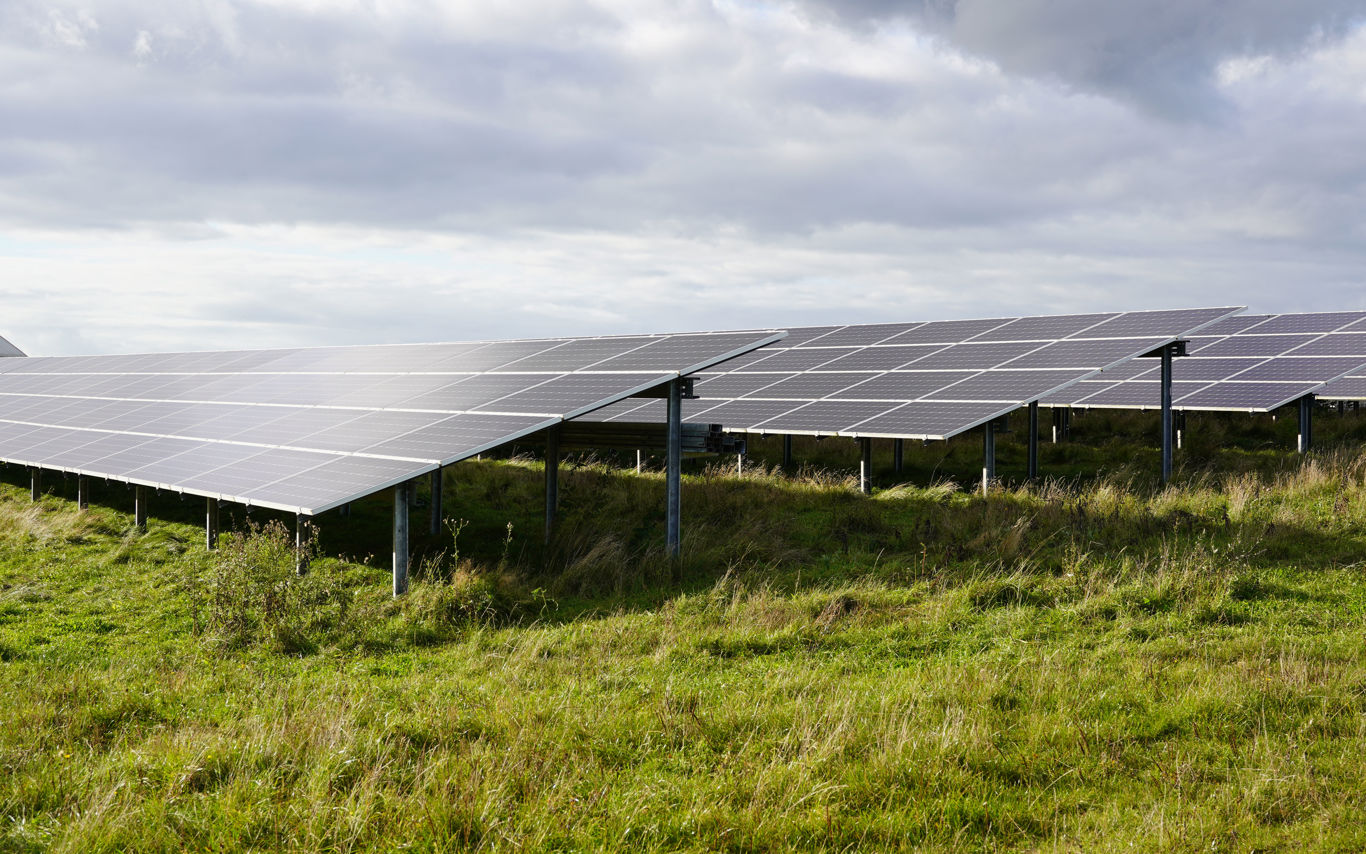 Eksempel på solcellepaneler på faste stativer