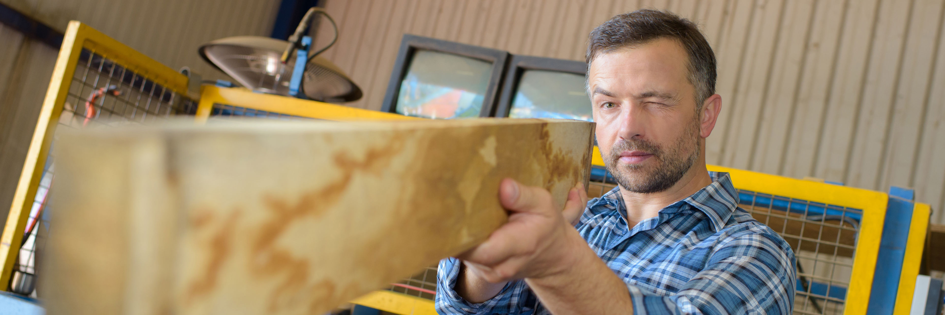 Håndværker med bræt