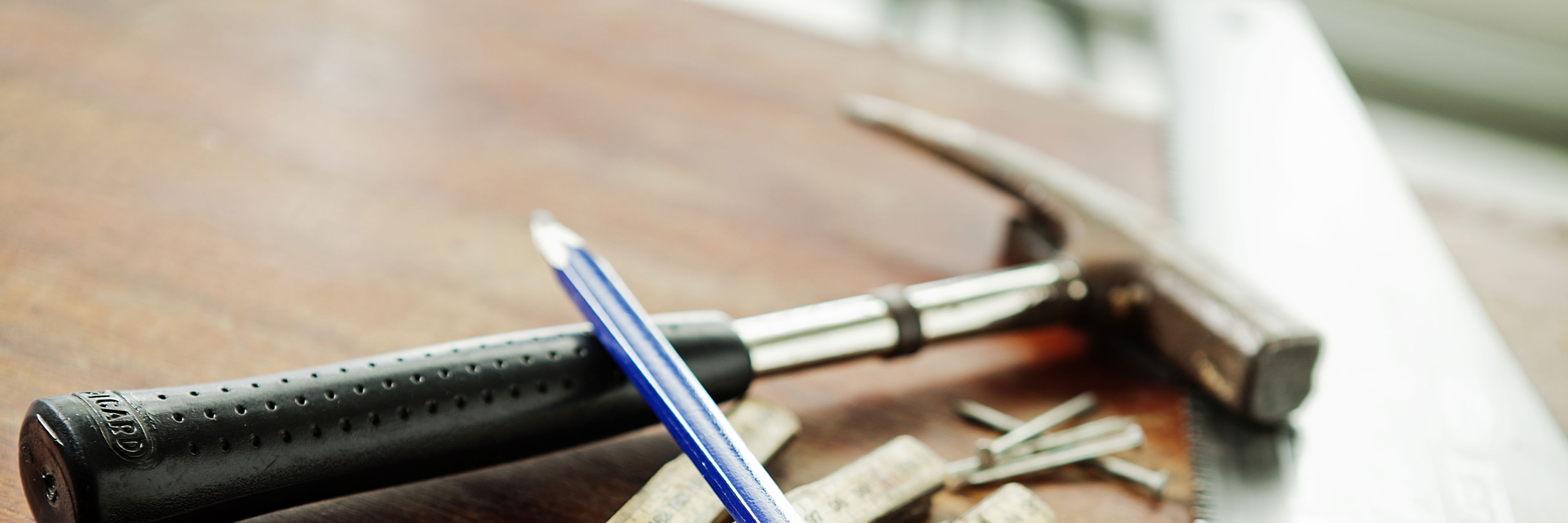 Hammer, sav, blyant og søm.